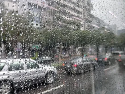 快訊/快躲雨！整個台灣幾乎雨區「18縣市」大雨特報　一路下到晚上