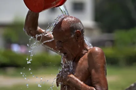 影/巴基斯坦氣溫飆破52℃！刷新該國今年紀錄　居民衝戶外灑水降溫