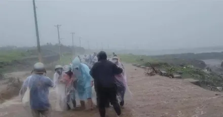 豪雨襲台東「蘭嶼野溪暴漲」！遊客牽機車冒險通過　差點被沖走