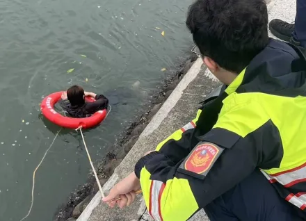 快訊/女子為撿鞋摔落淡水第一漁港　員警丟救生圈及時救起