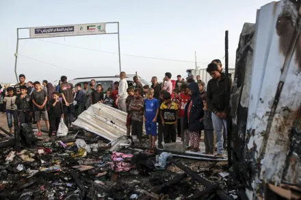 以巴開戰/拉法難民營遭炸狂燒致45死　以軍疑卸責：僅靠彈藥不可能釀大火