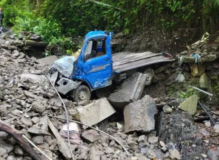 地基被掏空…衰駕駛連人帶車墜深谷　「頸椎斷裂」慘死