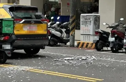 影/台中大樓驚傳「磁磚雨」！嚇壞路過行人急閃躲　小黃等紅燈遭砸凹車頂