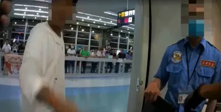 影/韓國男酒醉大鬧小港機場！「比中指、罵髒話」被警壓制　妨害公務罪送辦