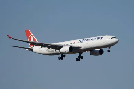 土耳其航空遇亂流飛機急速下降　菜鳥空姐慘重摔「脊椎骨折」