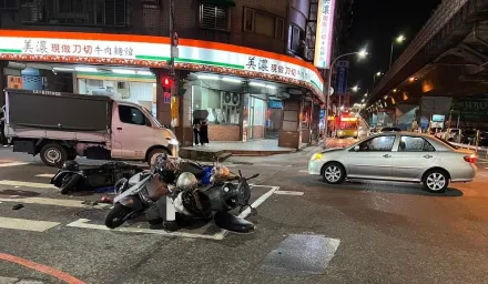 影/恐怖！三重轎車左轉「未禮讓直行車」　騎士遭碰噴飛掃倒機車一整排