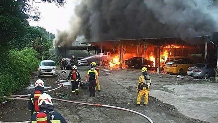 基隆汽修場遭火舌吞噬！廠房付之一炬、4車全毀剩骨架