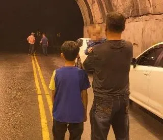影/山區大雨！蘇花公路崇德段冒泥石流10多車受困隧道　駕駛驚呼：有嬰兒