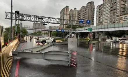 大貨車猛撞新北環快限高架！門架橫倒路中　警到場疏導交通