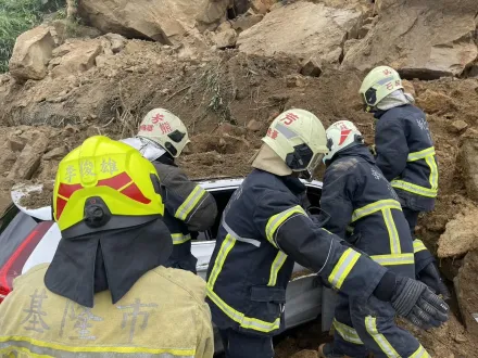 影/基隆潮境公園山崩！新北6車13人持續搜索中　救出1傷者