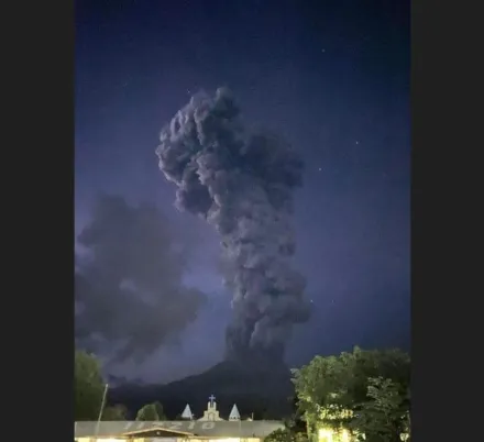 警戒升級！菲律賓火山噴發　煙柱直竄5千公尺高空