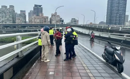 快訊/台北橋女子騎車上橋一躍而下　消防人員下艇河面搜尋