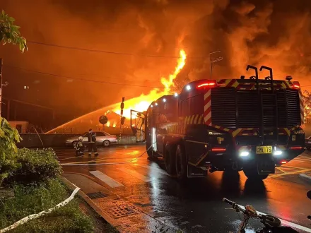 楊梅幼獅工業區「工廠大火」！火勢兇猛傳爆炸聲　消防局急出動「美洲豹」灌救