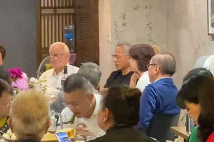 黃仁勳鄒記聚餐…隔壁桌也有大咖　瞄桌上1瓶「台灣驕傲」讓他嗨了