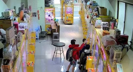 新竹市3學童偷夾娃娃機零食！連2天用「雨傘」勾取夾送餅乾、飲料　業者不忍了