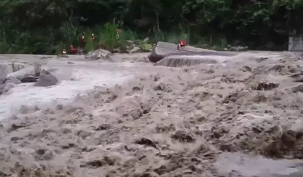 影/溪水暴漲！嘉義親水公園釣客受困　孤坐巨石遭滾滾泥水包圍