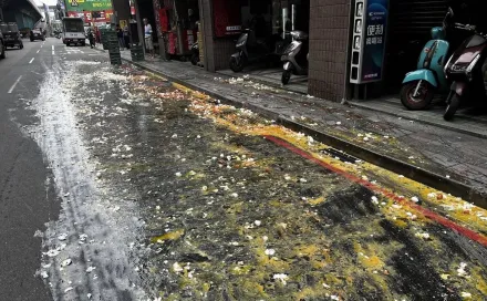 影/慘！貨車下橋快速迴轉　上千顆雞蛋飛出全破了還要挨罰