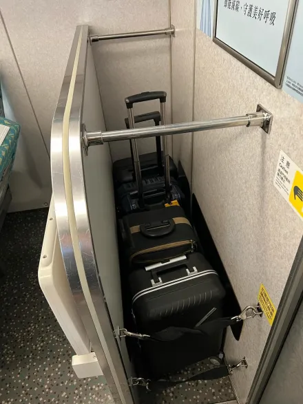 「小型登機箱」放大型行李置物區　兩派網友對罵：高鐵明明寫28吋優先