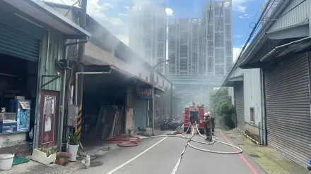 快訊/燒雜物釀災！板橋升降機工廠大火竄黑煙　一旁是豪宅
