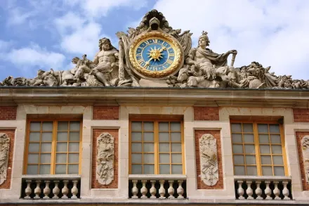 法國凡爾賽宮屋頂突冒煙　遊客緊急疏散、收藏品無受損