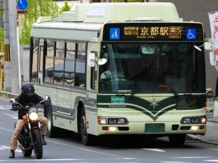語言不通！京都搭公車竟不讓下車「狂開20分鐘」　2遊客嚇到打電話報警