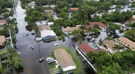 影/美佛州暴雨成災洪水淹沒市區　居民苦中作樂大街上划船衝浪