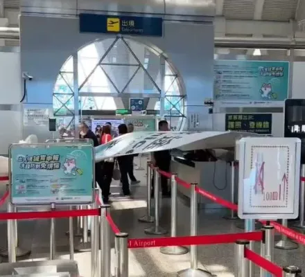 影/砰！高雄小港機場大廳迎賓看板掉下來　出境旅客驚嚇