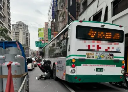 快訊/經過請繞道！新莊新泰路公車「輾壓機車」　警消急搶救