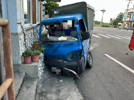 影/嘉義東石小貨車、休旅車對撞4傷　1人拋飛命危已恢復心跳