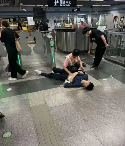 影/上海地鐵驚傳砍人案！上班尖峰老翁持刀狂揮　3人流血倒地