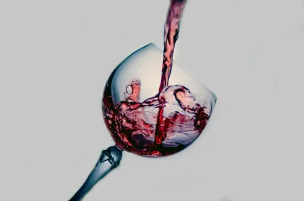 還能喝！全球最古老「液狀葡萄酒」出土　放2000年白酒「竟變紅色」