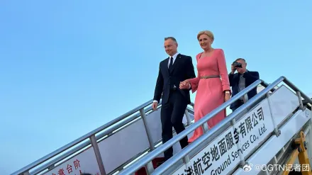 影/波蘭總統杜達偕夫人飛抵北京　將與習近平會談