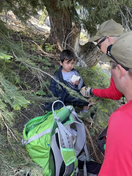 影/幸運！4歲男童隨父母湖邊露營竟失蹤　近70人搜救24小時終尋回