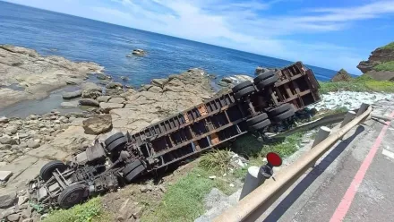 快訊/出事了！台2線瑞芳「貨櫃車衝翻海岸邊坡」　駕駛受困無生命跡象