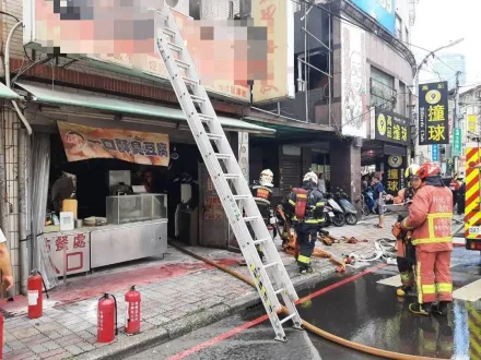 快訊/炒菜一半接電話！板橋便當店竄火　2樓救出3人送醫