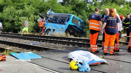 影/恐怖！斯洛伐克公車遭歐城火車狠撞「斷成兩截」　已致7死5傷