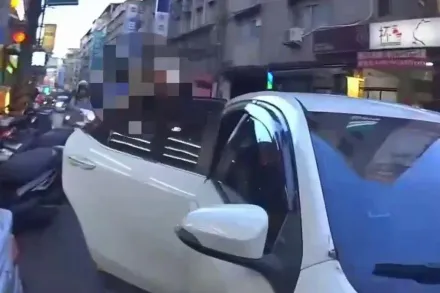 影/整輛車的人都可疑！板橋5人遭攔查　其中一女竟是通緝犯車裡還有槍