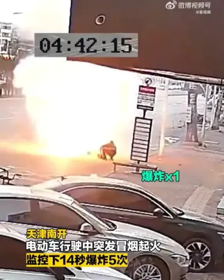 影/恐怖！電動自行車行駛中突起火「14秒爆炸5次」　騎士被噴飛倒地