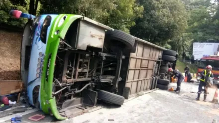 快訊/重大旅遊車禍！馬國巴士下山翻覆　釀團客2死19人傷