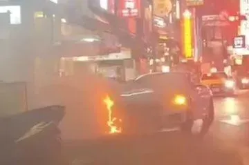 快訊/天氣熱到百萬名車也燒起來？　北市通化夜市旁驚見火燒車
