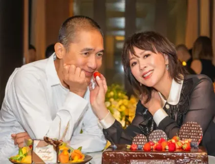 歡度62歲生日！梁朝偉被劉嘉玲「親餵草莓」超甜蜜　高調放閃畫面曝光