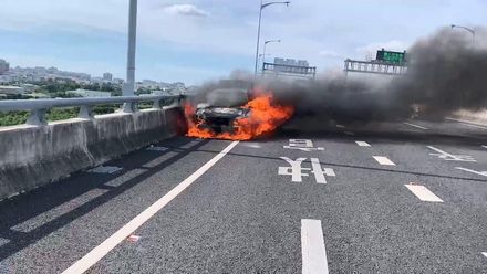 快訊/國4潭子交流道「恐怖火燒車」黑煙漫路面　駕駛急跳車