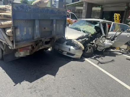 快訊/台南麻豆嚴重車禍！載水泥貨車撞爛轎車　駕駛左臉破相困車內