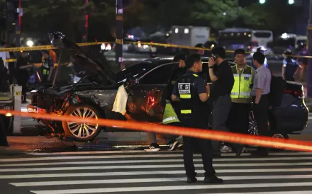 影/恐怖監視器畫面曝！南韓汽車逆向衝撞人行道釀9死　警方初步排除酒駕
