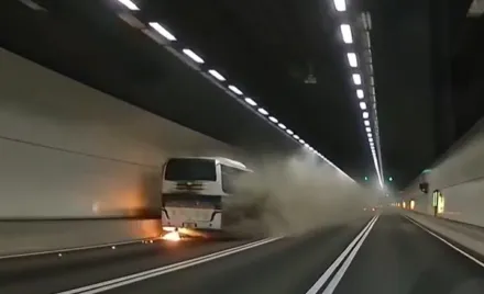 影/開一半突爆火球！港隧道驚傳「火燒遊覽車」　好心人急救駕駛乘客