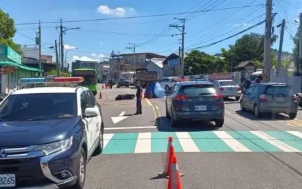 醫院前違規穿雙黃線！騎士被砂石車撞到　「頭變形肚破腸流」遭輾亡