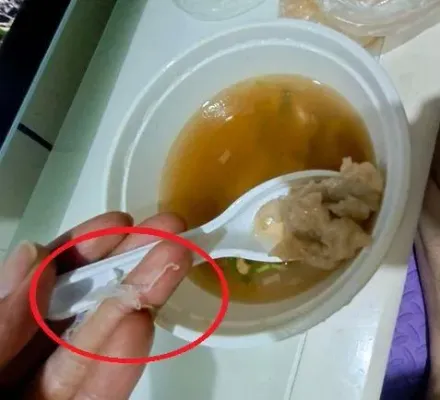 快訊/基隆天一香又出包！肉羹湯吃出塑膠條狀物　業者淚崩：還在查原因