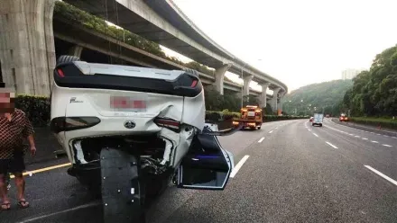 影/被撞翻瞬間車內視角曝！國1林口段大車變換車道不當　狠撞白牌Uber害烏龜翻