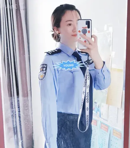 「雲警官」接棒女道士！她掀制服放送「車頭燈」！自爆上班無罩感覺被狂盯　還邀網友切磋床技