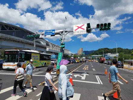 右轉角度沒抓好！南港大型鑽孔機聯結車撞號誌桿　「歪腰30度」畫面曝